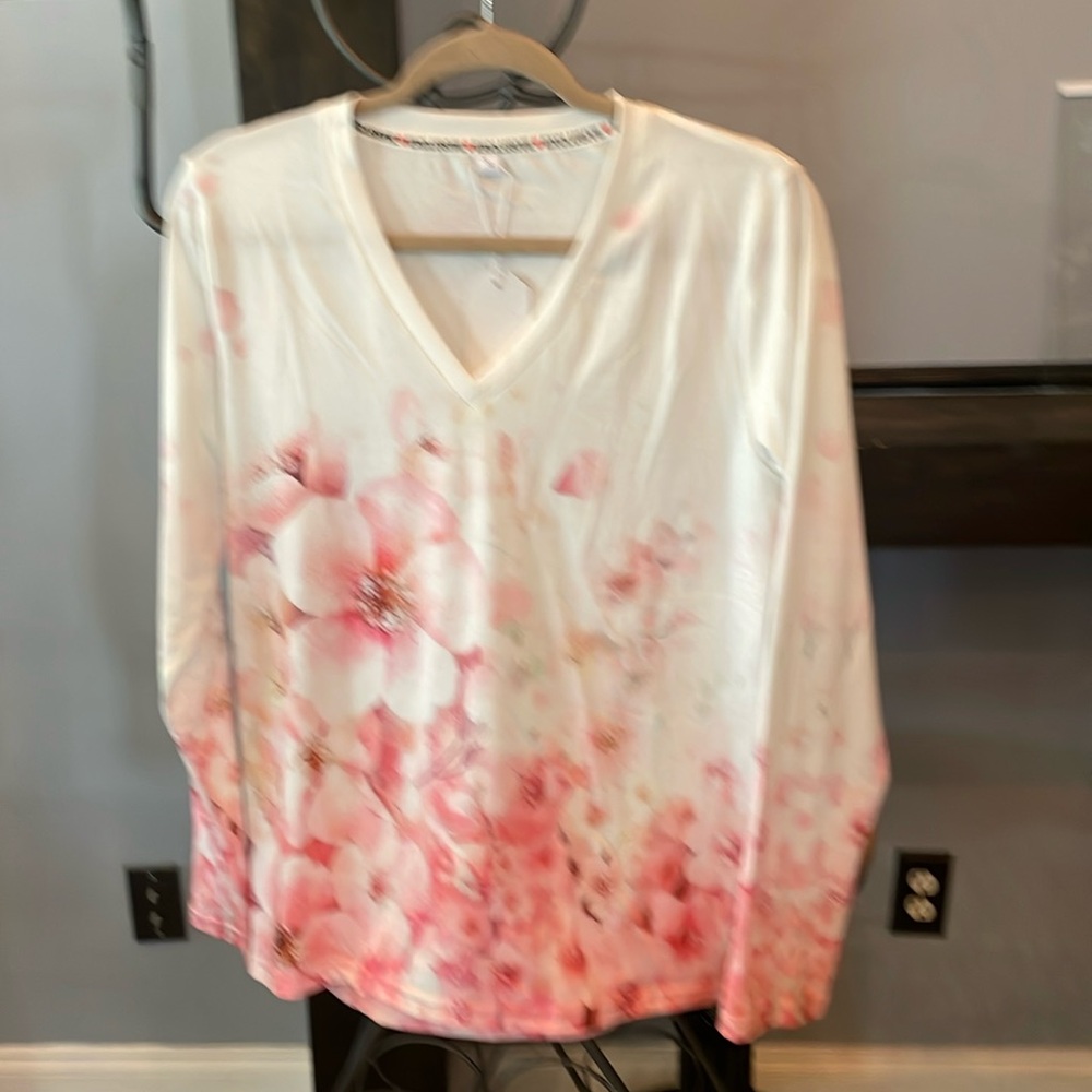 Exclusive floral Women’s top NEW v neck